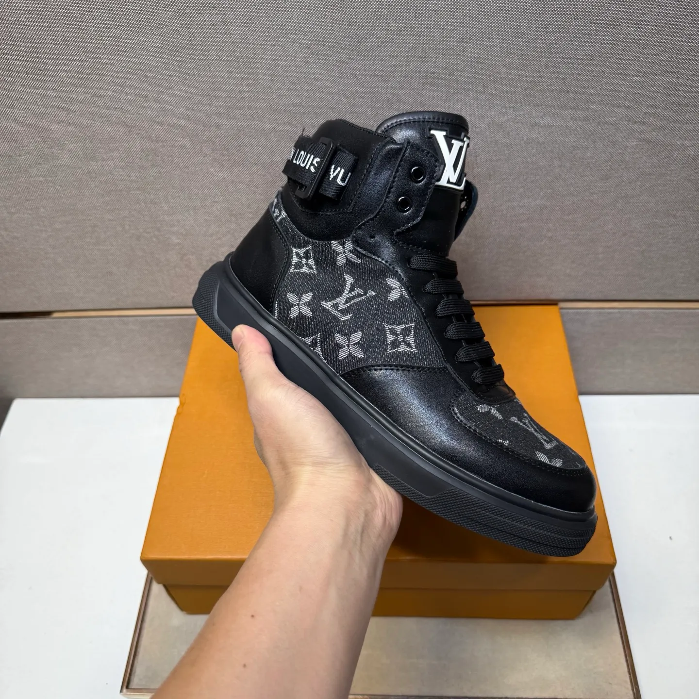 ⬛️Men's shoes 💰p420 [LV～] Men's high-top casual shoes 2025z cabinet sales simultaneously 🔶Size: 38-44 #️⃣ 🔷2 colors🔜The upper is made of multi-material splicing➕Mesh lining, comfortable and breathable, sole: original comfortable and wear-resistant outsole, ⚠️real thing📱photographed🎬real thing is better📢📢📢